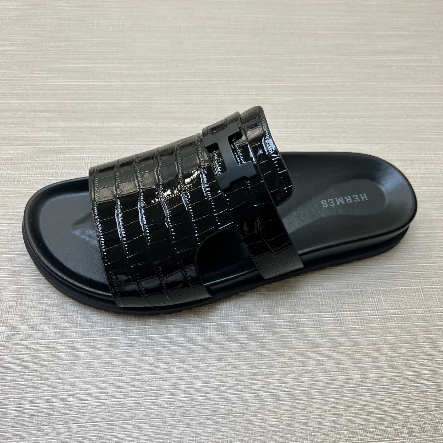 [H Family Hermès] P: 360💰 Size: 38-45 Hermes Men’s Kazimir Slippers - 2025 Summer New Hermès Same as the original version, with colored cowhide surface + rubber combined sole, handmade by master-level craftsmen! ❥High-end customization, exclusive products, the highest version in the industry.